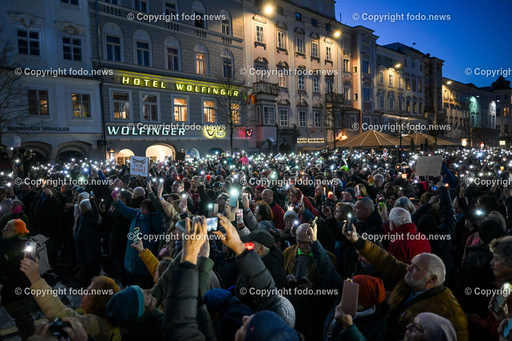 Demonstration gegen rechts in Linz Hauptplatz_ 25.02.2024-46 | 25.02.2024, Stadt Linz, AUT, Demonstration gegen rechts in Linz Hauptplatz, im Bild Kundgebungsteilnehmer, Menschen, Teilnehmer, Lichtermeer, Kerzen, Handytaschenlampen