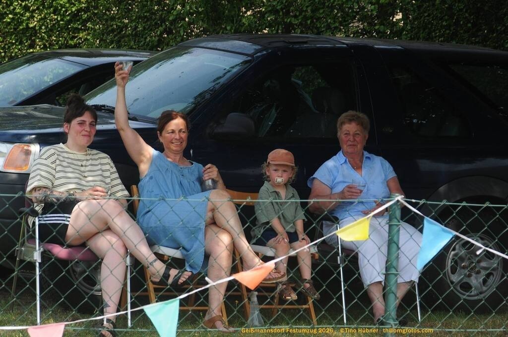 Geißmannsdorf-2026-Festumzug-021 | Festumzug in Geißmannsdorf bei Bischofswerda im Juni 2026. Fotografische Eindrücke und Momentaufnahmen vom Festumzug anläßlich des 800-jährigen Bestehens von Geißmannsdorf - mit Teilnehmern und Gästen, Strohpuppen und geschmückten Vorgärten und Grundstücken - Realisiert mit Pictrs.com