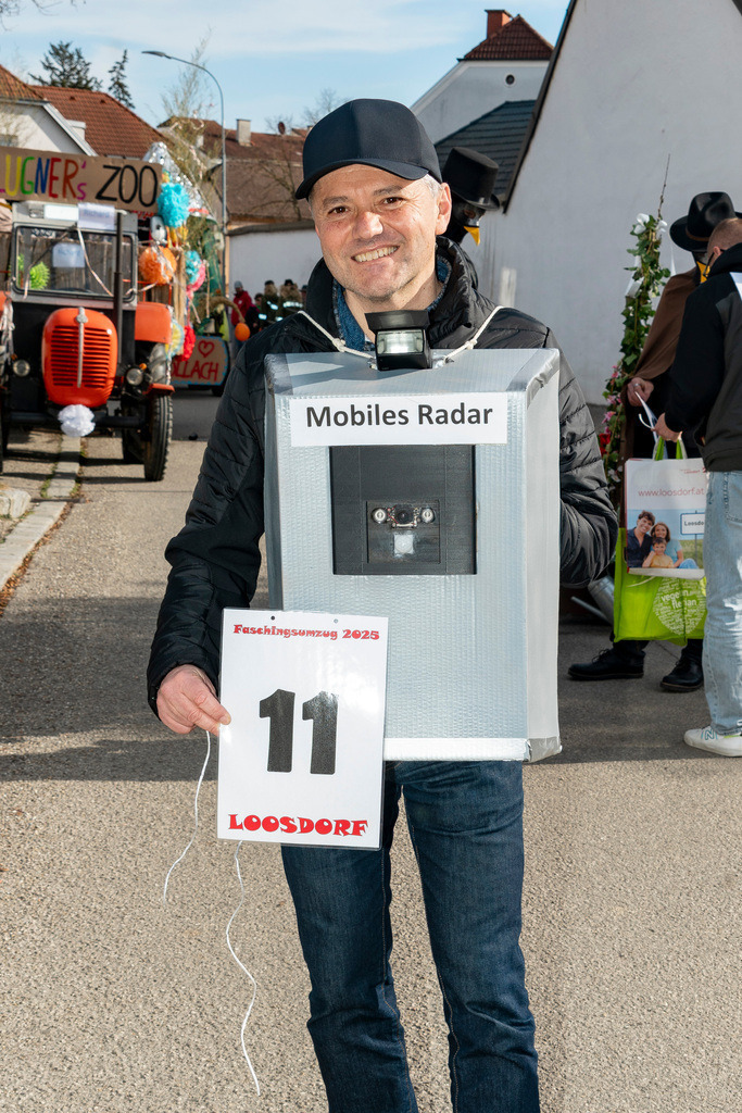 Umzug2025-015_8824 | Fotostrecke: FASCHINGSUMZUG 2025 in Loosdorf. 22 Masken(gruppen)-Teilnehmer: Loosdorfer Vereine, Wirtschaftstreibende, Gemeindeabordnungen sowie Kreditinstitute. rund 700 Besucher entlang der Hauptstrasse. Veranstaltungs-Sicherung durch Mannschaft der FF-Loosdorf mit schwerem Gerät. Maskenprämierung am EKZ-Platz durch Bgm. Thomas Vasku in den Kategorien: Bester Festwagen (Fa. gkonzept-Groissenberger; Beste Personengruppe-ASK-Loosdorf; Beste Einzelperson; Weiteste Anreise-FF Schollach;