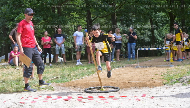20230715-7520-kinderliga-HEN-FOTO | 15.07.2023 Leichtathletik Kinderliga Ausrichter TV Nieder-Beerbach hier Holzstabweitwurf hier Erik Helbing TV Nieder-Beerbach Die Haribo Monster (Foto: Peter Henrich) - Realisiert mit Pictrs.com