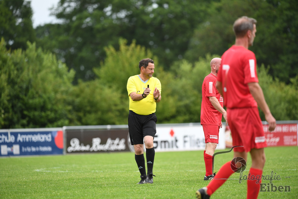 SV Brake Ü40-BW Bümmerstede (Ü40) | Kreispokal Finale Jade-Weser-Hunte Ü40; SV Brake Ü40 (rot)-BW Bümmerstede Ü40 (weiß) am 15.06.2025 in Rastede (Sportanlage Köttersweg), Photo: Philip Eiben 2025 - Realisiert mit Pictrs.com