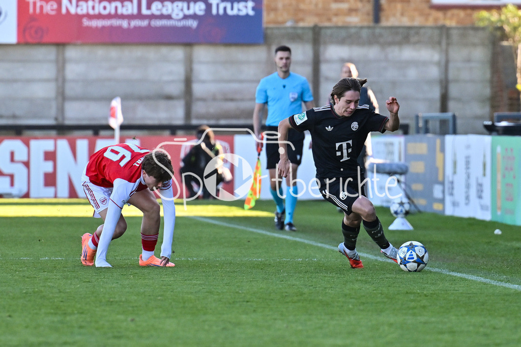 Arsenal London U19 - FC Bayern München U19 | BOREHAMWOOD, ENGLAND - 26. NOVEMBER: im Duell Ceadach O`Neill (Arsenal FC U19 76) und Bohdan OLYCHENKO (FC Bayern München U19 11) beim Ligaspiel zwischen der U19 von Arsenal London und der U19 des FC Bayern München am 5. Spieltag der UEFA Youth League im Meadow Park am 26.11.2025