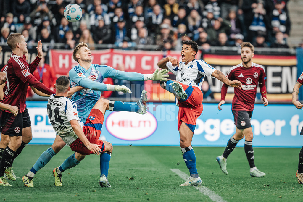 Fußball | Männer | Saison 2024/2025 | 2. Fußball-Bundesliga | 11. Spieltag | Hamburger SV vs. 1. FC Nürnberg | 03.11.2024 | rechts Ransford Königsdörffer (#11, HSV) beim Schuss aufs Tor, links Jan Reichert (#1, 1. FC Nürnberg)