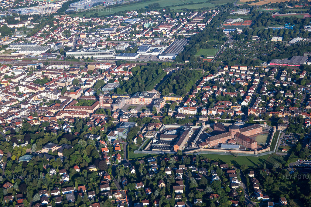 Luftbild: Justizvollzugsanstalt von Osten in Bruchsal im Bundesland Baden-Württemberg in Deutschland. Foto: IMG_092321.jpg vom 01.08.2016 durch Werner Riehm/FLY-FOTO.de