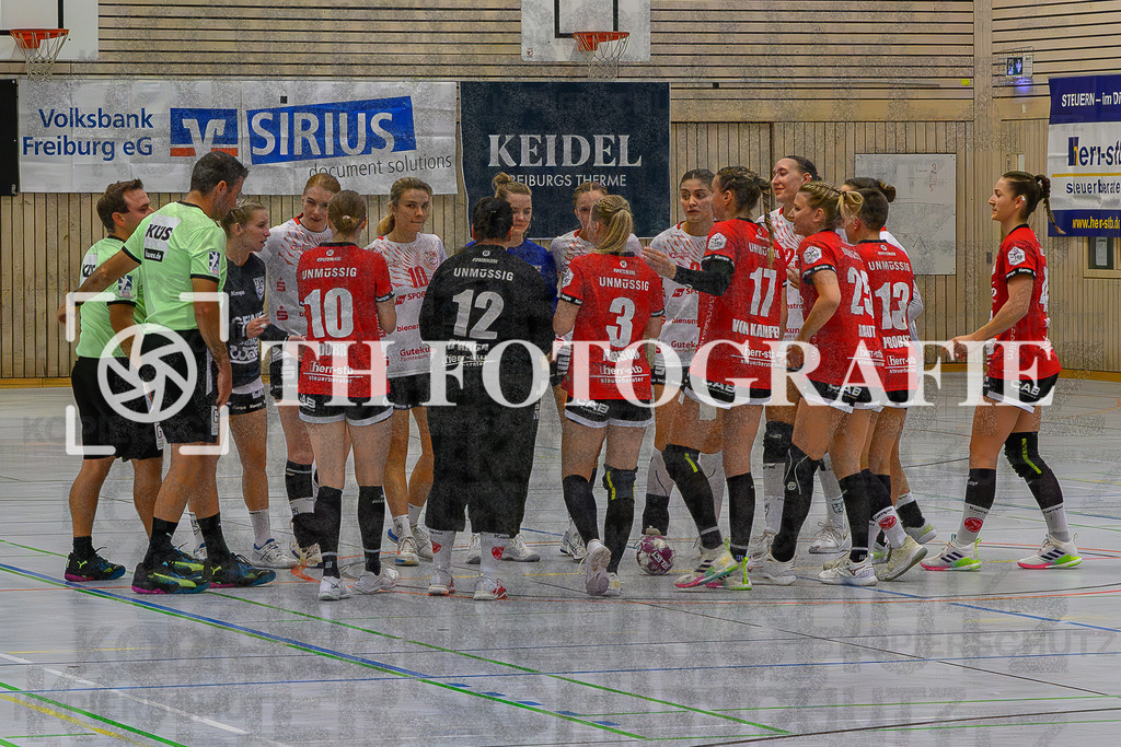 DEU, HSG Freiburg - TG Nuertingen, Handball, 2. Handball-Bundesliga, Saison 2023/2024, 04. Spieltag, Saison 2023/2024, 07.10.2023 | Begruessung der Teams und Ansprache durch Thorsten Kuschel (Schiedsrichter) und Thomas Kern (Schiedsrichter)

DEU, HSG Freiburg - TG Nuertingen, Handball, 2. Handball-Bundesliga, Saison 2023/2024, 04. Spieltag, Saison 2023/2024, 07.10.2023

Foto: Eibner-Pressefoto/Thomas Hess