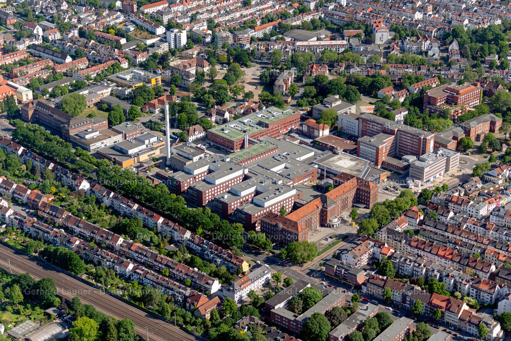 4030012 | BREMEN 01.06.2020 Krankenhaus- Gelände des Klinikum Bremen-Mitte an der Sankt-Jürgen-Straße im Ortsteil Hulsberg in Bremen. Weiterführende Informationen bei: Gesundheit Nord gGmbH | Klinikverbund Bremen,  LEONHARD WEISS GmbH &amp; Co. KG. // Hospital grounds of the Bremen-Mitte Clinic on Sankt-Juergen-Strasse in the Hulsberg district of Bremen. Further information at: Gesundheit Nord gGmbH | Klinikverbund Bremen,  LEONHARD WEISS GmbH &amp; Co. KG. Foto: Gerhard Launer
