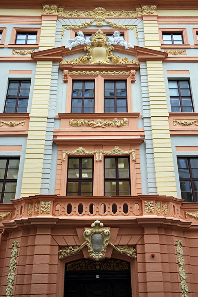 Bildlexikon Leipzig - Romanushaus - Fassadenschmuck | Das Team hinter BILDLEXIKON LEIPZIG bündelt historische wie aktuelle Informationen über die Stadt Leipzig in Text und Bild auf einer Plattform und stellt diese der interessierten Öffentlichkeit zur Verfügung.
