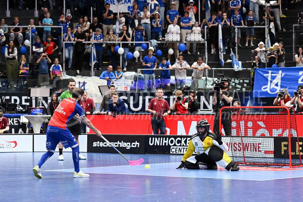 Zug United - HC Rychenberg - 25. April 2026 | Albin Sjögren (#22 Zug United) schiesst seinen Penalty am Tor von Eric Kunz (#35 HC Rychenberg Winterthur) vorbei am L-UPL Superfinal-Spiel zwischen Zug United und HC Rychenberg am 25. April 2026 in der BCF Arena, Fribourg, Schweiz.Bild: Sportfotografie Markus Aeschimann | www.markus-aeschimann.ch - Realisiert mit Pictrs.com