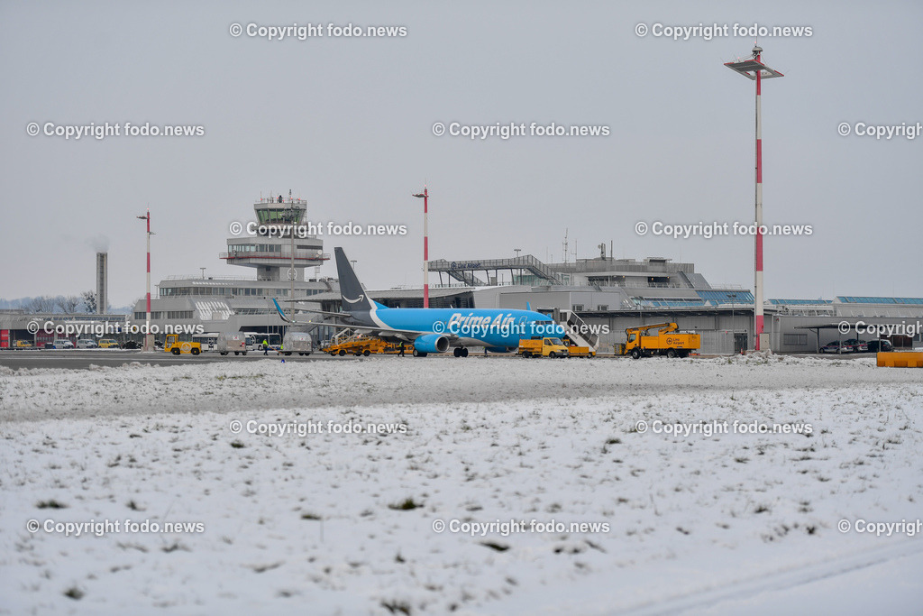 Flughafen Linz_ Linz Airport_ Linz-Hoersching_ 19.12.2022-6 | 19.12.2022, Linz Hoersching, AUT, Flughafen Linz, Linz Airport, im Bild beladen einer Transportmaschine