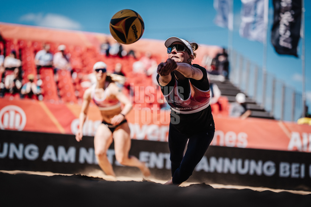 Beachvolleyball | Frauen | Allianz German Beach Tour 2025 | Tourstop Düsseldorf | 16.05.2025 | Sarah Schulz springt zum Ball