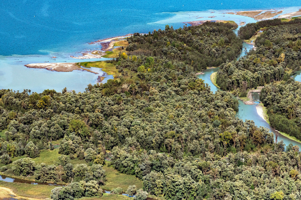 dr__0038961.jpg | CHIEMSEE 11.10.2019 Mündung der Tiroler Achen in Übersee im Bundesland Bayern. Sie entspringt am Pass Thurn und mündet bei Grabenstätt in den Chiemsee. // Estuary of the Tiroler Ache in Uebersee in Bavaria. It rises at the Thurn Pass and flows into the Chiemseeat Grabenstaett. Foto: Daniel Reiter