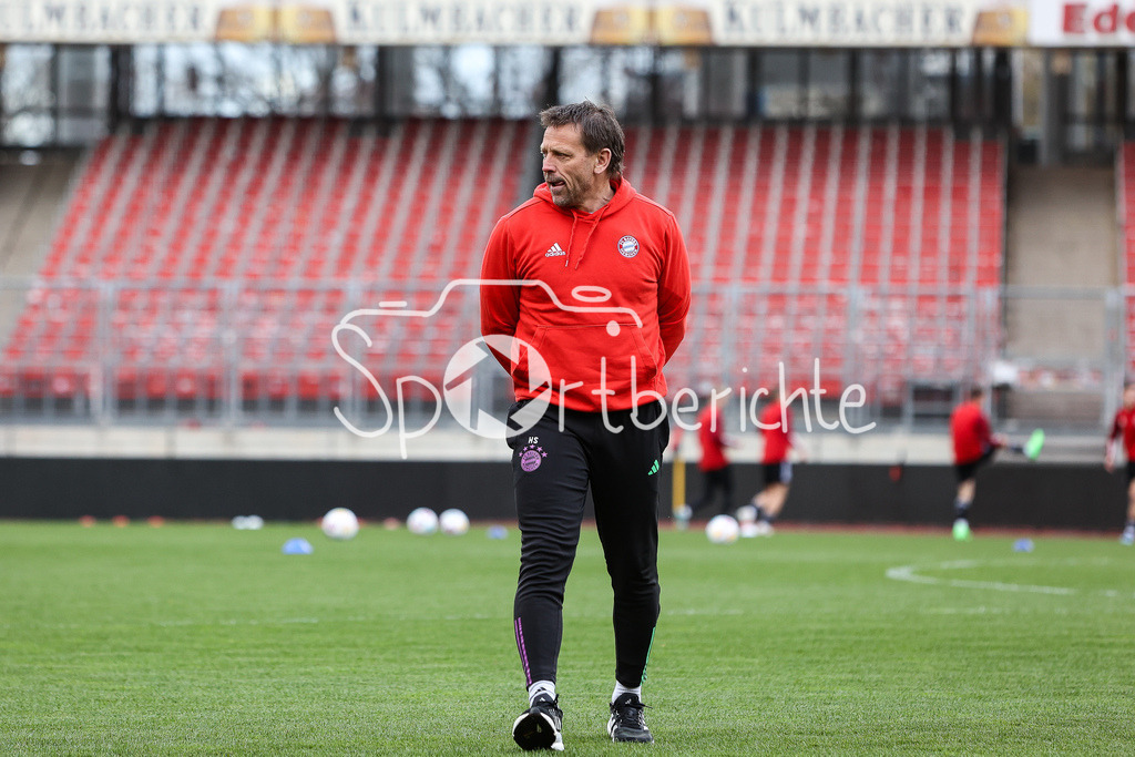 1. FC Nürnberg II - FC Bayern Amateure | Bayern Amateure Trainer Holger SEITZ in Aktion vor der Partie in Nürnberg / Freisteller / Einzelfoto