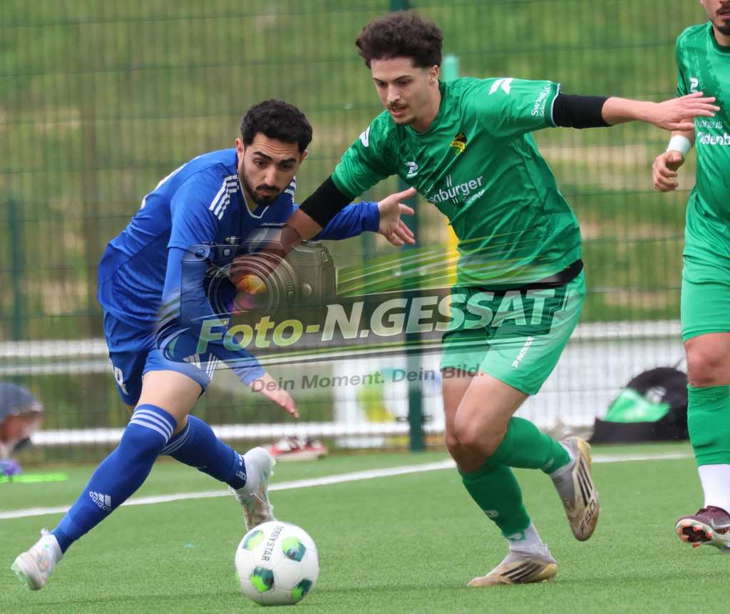 SC Enger - SV Enger-Westerenger | Auf dem Bild zu sehen: grün SC Enger: Mohamad Sleiman ; blau SV Enger-Westerenger: Ali AlaliSC Enger, SV Enger-Westerenger, Saison 25/26, Kreisliga A, Enger, Deutschland - Realisiert mit Pictrs.com