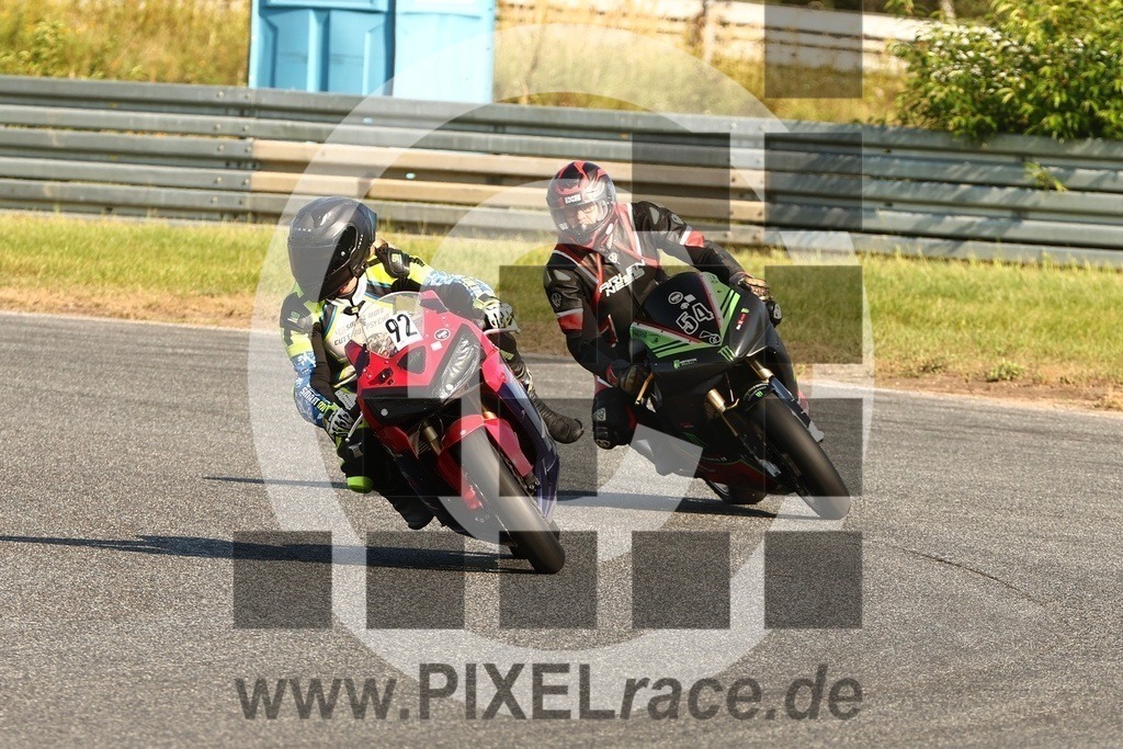 0092-20250909_13458 | Schöne Erinnerungen an spannende Momente - das festzuhalten ist unser Job. PIXELrace.de ist seit 2003 auf den Rennstrecken Europas unterwegs um die Action draußen beim Fahren und die wunderbare Stimmung imm Fahrerlager für euch einzufangen.