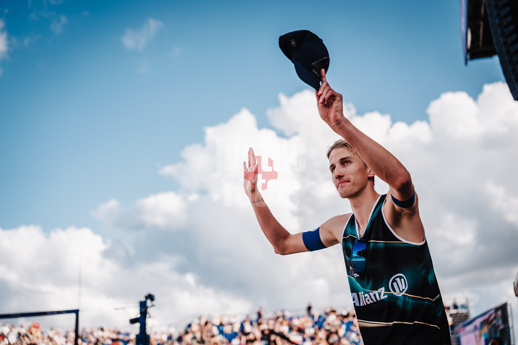 Beachvolleyball | Männer | Deutsche Meisterschaften 2025 Timmendorfer Strand | 05.09.2025 | Momme Lorenz läuft in die Arena ein