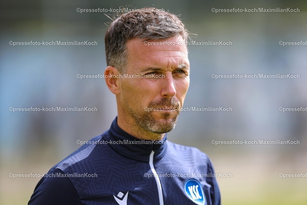 KSC02092502295 | 02.09.2025, Fußball, Training Karlsruher SC, 2. Fußball Bundesliga, Trainingsplatz am BBBank Wildpark Stadion Karlsruhe, Saison 2025 2026: Cheftrainer Christian Eichner (KSC #hc) 