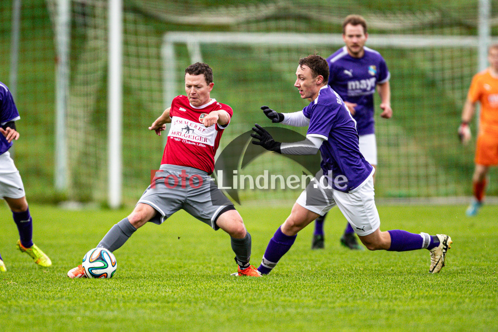 SG Hungerbach gegen FC Wildsteig/Rottenbuch | Fußball Kreisliga Herren Oberbayern Zugspitze Gruppe 1 2024/25, SG Hungerbach gegen FC Wildsteig/Rottenbuch, 20241005,Maximilian BECHTOLD (FC Wildsteig/Rottenbuch) in Aktion,2024-10-05 in Huglfing (Sportpark Huglfing), Maximilian BECHTOLD (FC Wildsteig/Rottenbuch), Alexander WURST (Hungerbach)Copyright: WolfgangxLindner www.foto-lindner.de