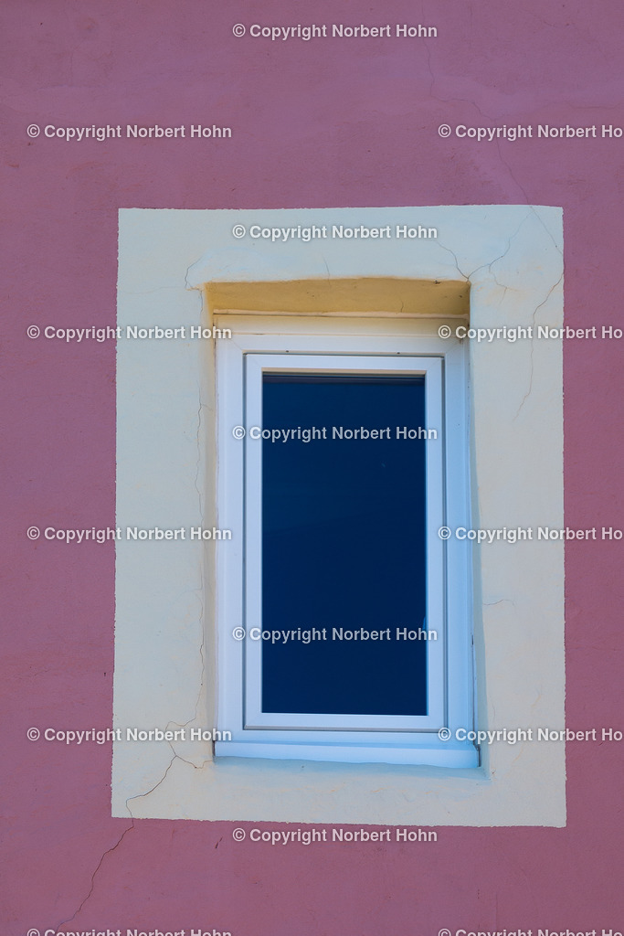 Reisefotografie - Frankreich - Provence | Farbenspiel einer rosanen Hauswand in der franzoesischen Stadt Orange. - Realisiert mit Pictrs.com