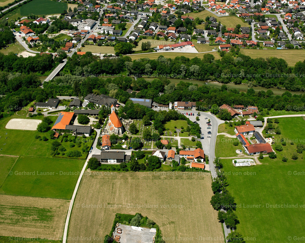 2600471 | HOHENWART 09.06.2006 Landwirtschaftliche Nutzflächen und Feldgrenzen  umsäumen das Siedlungsgebiet des Dorfes in Hohenwart im Bundesland Bayern, Deutschland // Agricultural land and field boundaries surround the settlement area of the village  in Hohenwart in the state Bavaria, Germany Foto: Gerhard Launer