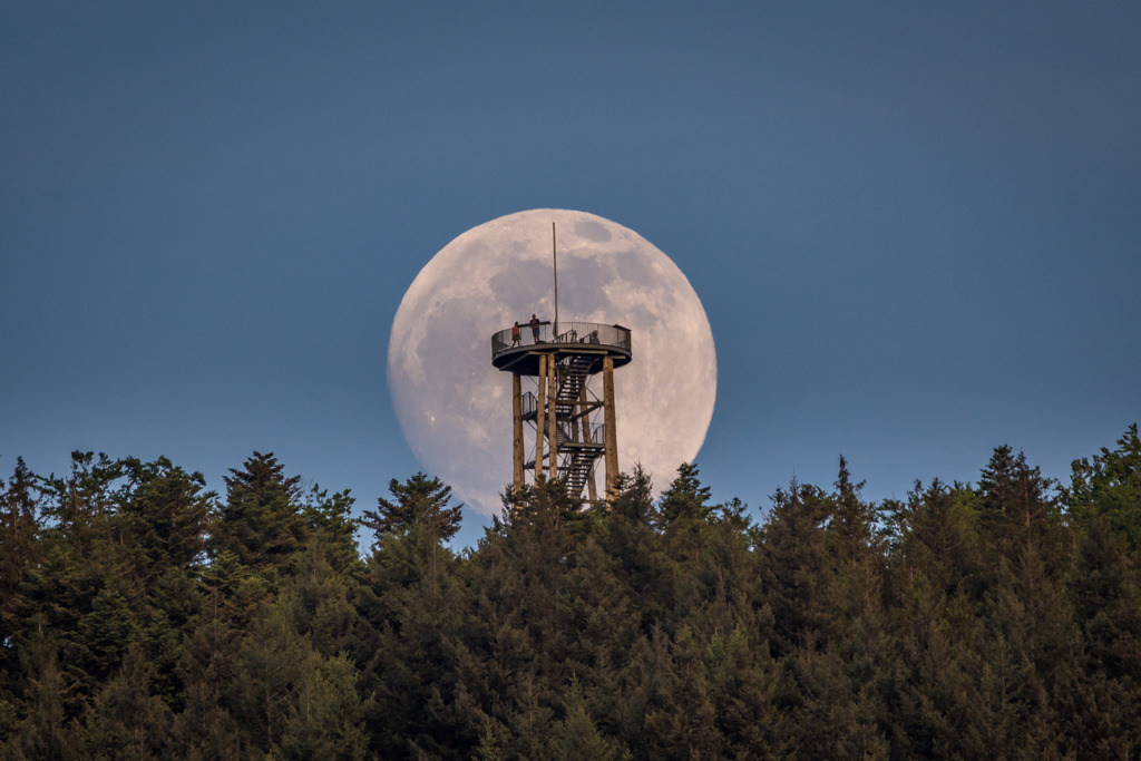06 - Mondlandung auf dem Urenkopfturm | Der Haslacher Urenkopfturm mit Vollmond - Realisiert mit Pictrs.com