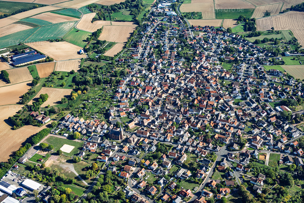 Luftbild: Ortsansicht von Südwesten im Ortsteil Wenigumstadt in Großostheim im Bundesland Bayern in Deutschland. – Foto: IMG_159145.jpg vom 22.09.2026 durch Werner Riehm/FLY-FOTO.de – Auflösung des Originals: 5433 x 3622 px