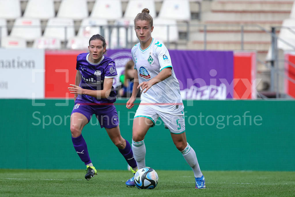 Fussball, Google Pixel Frauen-Bundesliga, SGS Essen - SV Werder Bremen | v.li.: Lena Ostermeier (SGS Essen, 18) und Michelle Ulbrich (SV Werder Bremen, 5) im Zweikampf, Duell, Dynamik, Aktion, Action, Spielszene, DIE DFB-RICHTLINIEN UNTERSAGEN JEGLICHE NUTZUNG VON FOTOS ALS SEQUENZBILDER UND/ODER VIDEOÄHNLICHE FOTOSTRECKEN. DFB REGULATIONS PROHIBIT ANY USE OF PHOTOGRAPHS AS IMAGE SEQUENCES AND/OR QUASI-VIDEO.