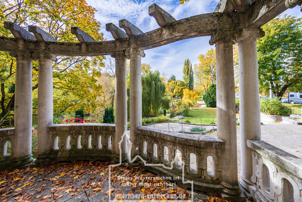 Monatsbild des Kalender 2025 für den Monat Oktober | Blick in den herbstlichen Tullnaupark - Realisiert mit Pictrs.com