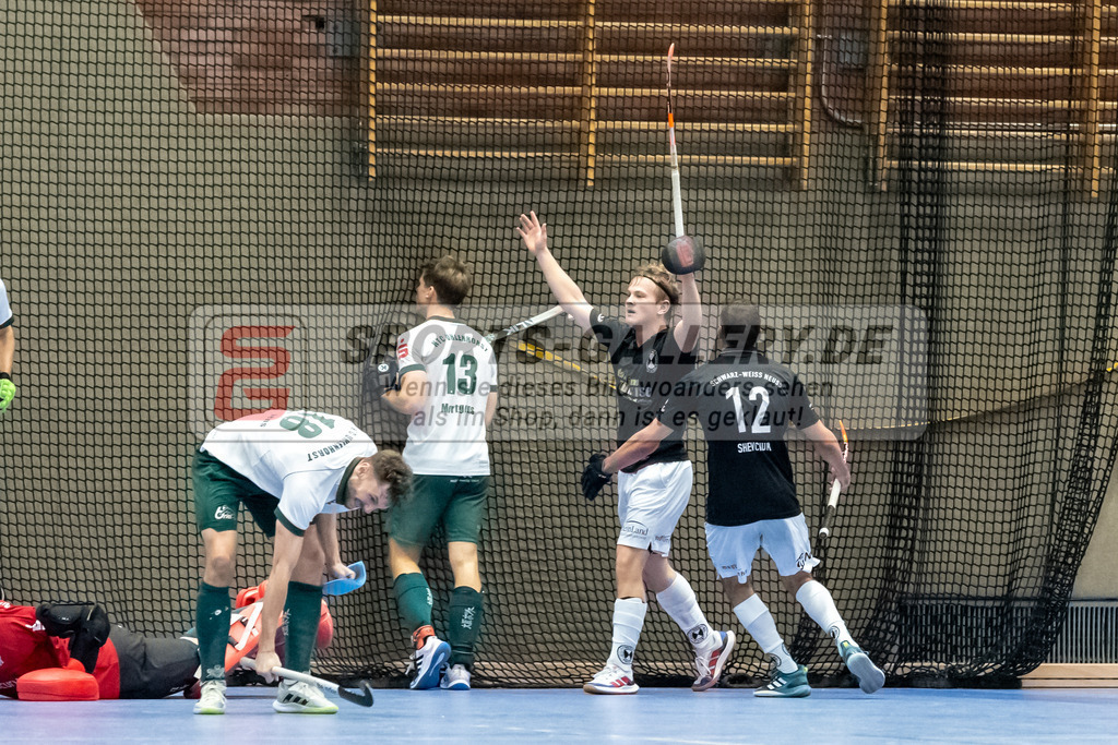 SFE_20231217_0071 | Neuss, Deutschland, 17.12.2023: Finn LangHeinrich (SW Neuss) t waehrend des Spiels der Halle 1. Bundesliga Herren zwischen SW Neuss vs Uhlenhorst Mülheim im Stadionhalle (SW Neuss) am 17.12.2023 in Neuss, Deutschland. (Foto von Stephan Fehrmann)

Neuss, Germany, 17.12.2023: Finn LangHeinrich (SW Neuss) celebrates during the game of Halle 1. Bundesliga Herren between SW Neuss vs Uhlenhorst Mülheim in Stadionhalle (SW Neuss) at 17.12.2023 in Neuss, Deutschland. (Foto von Stephan Fehrmann)