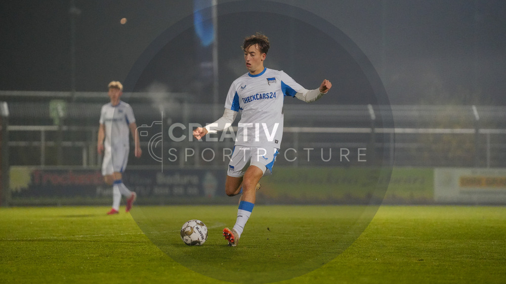 Fußball, Herren, Saison 2025/2026, Regionalliga Nordost, 15. Spieltag, FSV 63 Luckenwalde vs. Hertha BSC II, Freitag 07.11.2025, Werner-Seelenbinder-Stadion Luckenwalde, | Fußball, Herren, Saison 2025/2026, Regionalliga Nordost, 15. Spieltag, FSV 63 Luckenwalde vs. Hertha BSC II, Freitag 07.11.2025, Werner-Seelenbinder-Stadion Luckenwalde, Im Bild: Tim Hoffmann (Hertha) - Realisiert mit Pictrs.com