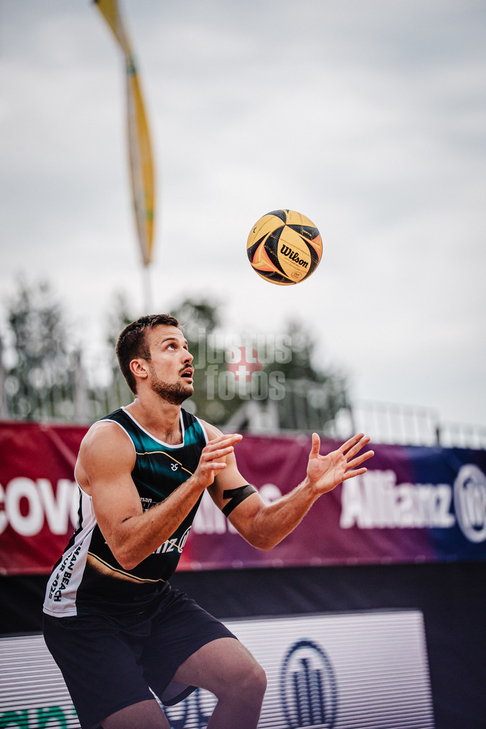 Beachvolleyball | München | Allianz German Beach Tour 2025 | Tourstop München | 03.07.2025 | Jannis Hopt beim Aufschlag