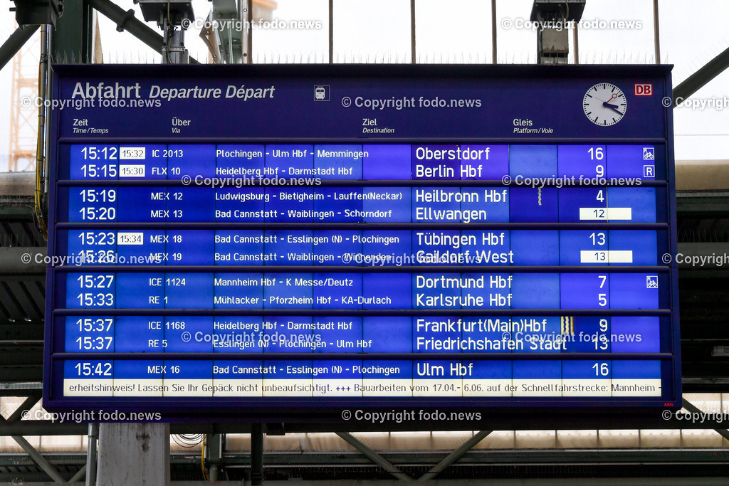 Deutschland_ Baden-Wuerttemberg_ Stuttgart_ 26.04.2025-8 | 26.04.2025, Deutschland, GER, Baden-Wuerttemberg, Stuttgart, im Bild Themenbild, Stadtansichten, Anzeigetafel, Information, Abfahrtszeiten, Reisende, Eisenbahn, Zug, Bahnhof, Hauptbahnhof, Schriftzug, Logo, Feature, Symbolbild