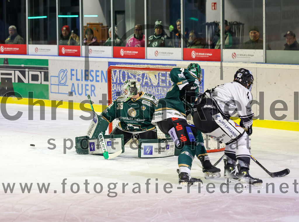 2025-11-25_068_TSV_Erding_gegen_EHF_Passau_Black_Hawks | Erding, Deutschland, 25.11.2025:Eishockey, Oberliga Süd 2025 / 2026, 20. Spieltag, TSV Erding gegen EHF Passau Black Hawks, Endergebnis: 2:3 n.V.Torwart Leon Meder (Erding Gladiators, #39), Simon Mayr (EC Peiting, #4)Foto: Christian Riedel / fotografie-riedel.net