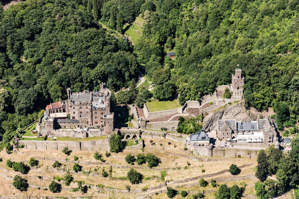 dr__dsc4765.jpg | TRECHTINGSHAUSEN 27.06.2018 Burganlage der Veste Reichenstein in Trechtingshausen im Bundesland Rheinland-Pfalz, Deutschland. Die Burg Reichenstein, auch Falkenburg genannt. Die Burg ist Teil des UNESCO-Welterbes Oberes Mittelrheintal. // Castle of the fortress Reichenstein in Trechtingshausen in the state Rhineland-Palatinate, also called Falkenburg, on the Rhine. The castle is a part of the UNESCO World Heritage Upper Middle Rhine Valley. Foto: Daniel Reiter