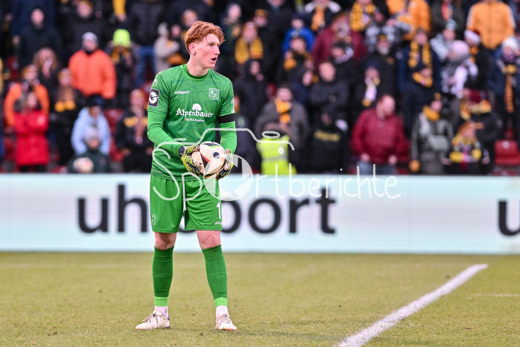 SpVgg Unterhaching - Dynamo Dresden | am Ball Konstantin HEIDE (UHG #1) / Freisteller / Einzelfoto / 3. Liga: SpVgg Unterhaching - Dynamo Dresden, Uhlsportpark am 21.12.2024