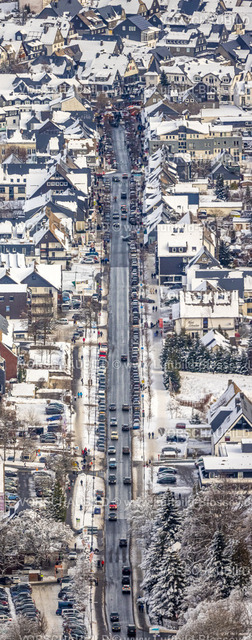 Winterberg221201358 | Luftbild Innenstadt, stark befahrene Straße Am Waltenberg, Winterwunderland in Winterberg im Sauerland, am Kahlen Asten und den Skiabfahrten und dem Skilift-Karussell Winterberg, Winterberg, Sauerland, Nordrhein-Westfalen, Deutschland