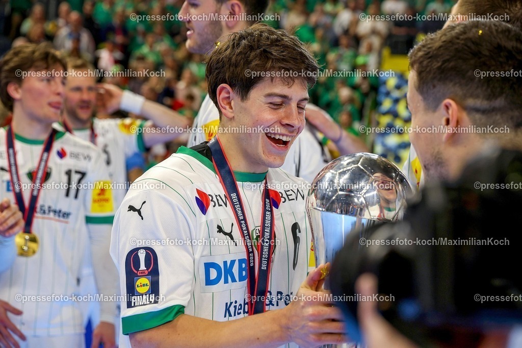xSSCx19042602080 | 19.04.2026, xsscx, Handball, DHB-Pokal Lidl Final4, Finale, Füchse Berlin - Bergischer HC, Saison 2025 / 2026 Herren, Lanxess Arena, Köln: Die Mannschaft der Füchse Berlin feiert den Sieg im DHB-Pokal, Leo Prantner (Füchse Berlin #06)   Photo: xSandraxScherningxPressefotoKochx