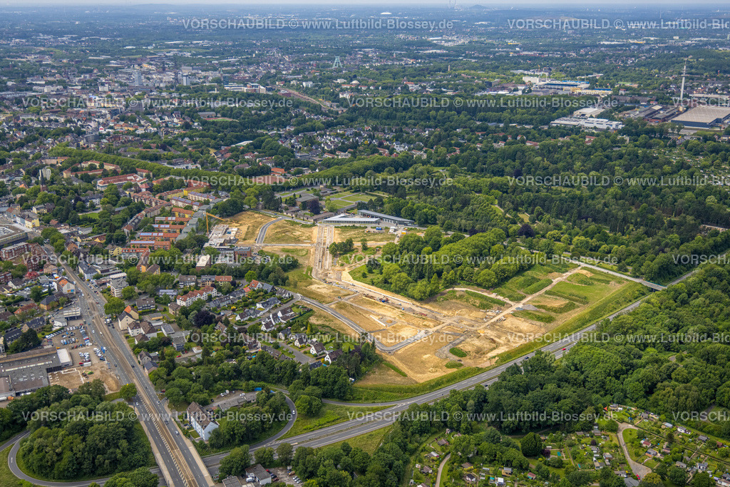 Bochum220604867 | Luftbild, Ostpark Quartier Feldmark mit Baustelle für Wohnbebauung sowie Neubau Freiwillige Feuerwehr Altenbochum am Hauptfriedhof, Altenbochum, Bochum, Ruhrgebiet, Nordrhein-Westfalen, Deutschland