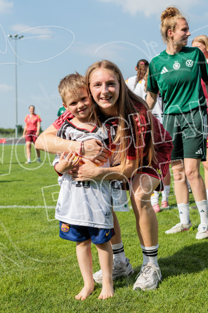 Testspiel U16-Juniorinnen: Deutschland – England | Die Bildergalerie dokumentiert das Länderspiel der deutschen U16-Juniorinnen gegen die Auswahl Englands. Die Fotografien zeigen Spielaktionen, Zweikämpfe, Torchancen, Mannschaftsszenen sowie weitere Impressionen der Begegnung. Die Aufnahmen entstanden im Rahmen des Testspiels beider Nachwuchsnationalmannschaften in der Kümpel + Hellmeister Arena in Hamm am 20. Juni 2026 und halten die sportlichen und emotionalen Momente des Spiels fest. - Realisiert mit Pictrs.com