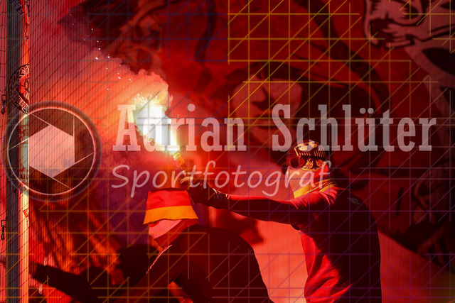 MSV Duisburg vs Rot-Weiss Essen - 3. Liga | Duisburg, Deutschland, 26.10.25:   die Fans von Rot-Weiss Essen zünden Pyrotechnik waehrend des Spiels der 3. Liga MSV Duisburg vs Rot-Weiss Essen in der schauinsland-reisen-arena(Foto von Brauer-Fotoagentur / Adrian Schlueter)