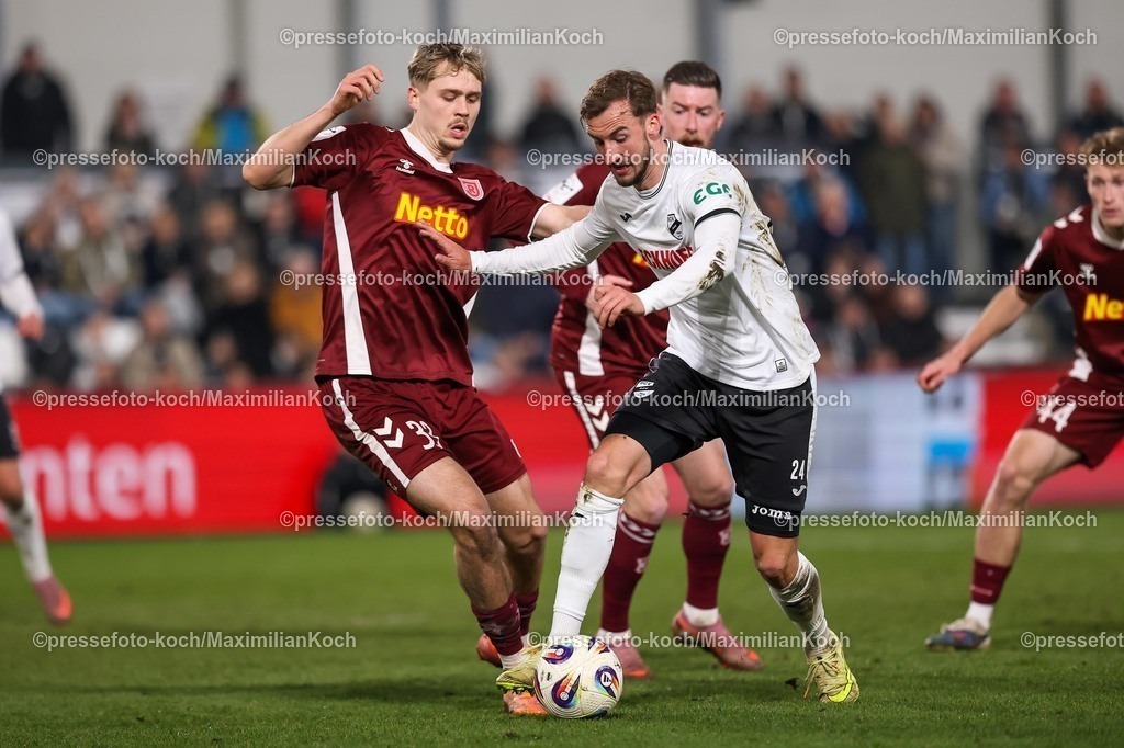 xKWIx03032601060 | 03.03.2026, xKWIx, Fußball, 3. Liga, Herren, Saison 2025 / 2026, SC Verl - SSV Jahn Regensburg, Sportclub Arena: Michel Stöcker (SC Verl #24) im Zweikampf gegen Nick Seidel (SSV Jahn Regensburg #33) Photo: xKamilxWilkowskixPressefotoKochx