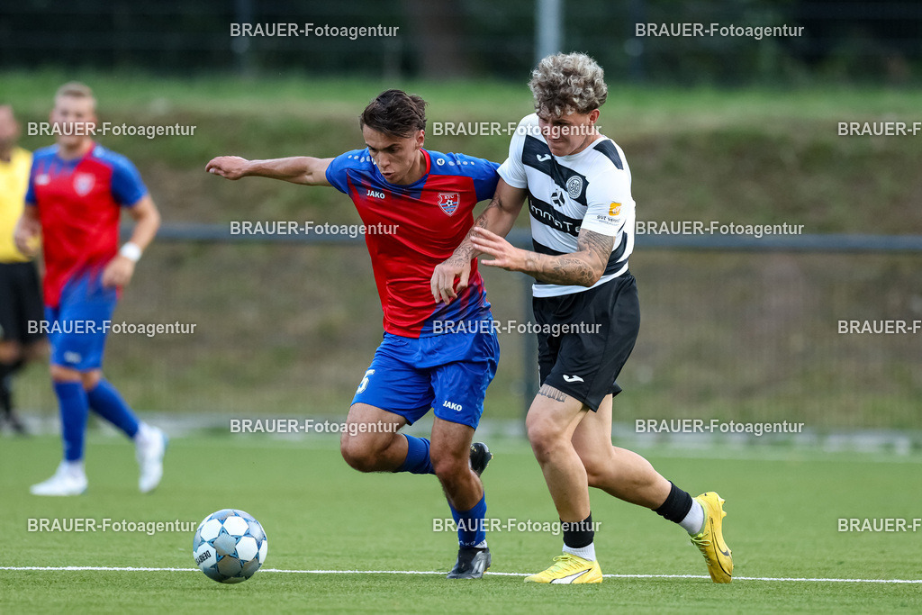 1_KFCWAT_20250723_1167.JPG -  - KFC Uerdingen - SG Wattenscheid 09 - Testspiel | Krefeld, Deutschland, 23.07.25: Maximilian Dimitrijevski (KFC Uerdingen) und Jermaine Jann (SG Wattenscheid 09) im Kampf um den Ball waehrend des Testspiel Spiels zwischen KFC Uerdingen - SG Wattenscheid 09 in der Covestro Sportpark am 23. July 2025 in Krefeld, Deutschland. (Foto von Stefan Brauer/Brauer-Fotoagentur)