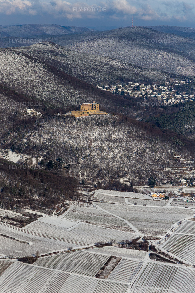 Luftbild: Winterlich schneebedeckte Burganlage des 