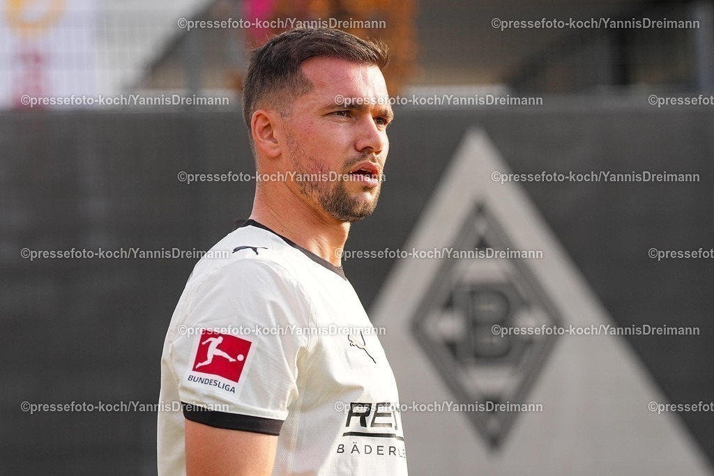 xYDRx13112501008 | 13.11.2025, xydrx, Fußball, Testspiel, Borussia Mönchengladbach - NV Koninklijke Lierse SK, Fohlenplatz am Borussia-Park: Kevin Stoeger (Borussia Mönchengladbach #7)