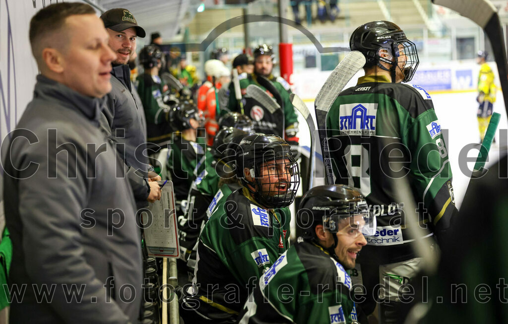 2022-12-16_120_TSV_Erding_gegen_EC_Pfaffenhofen | Erding, Deutschland, 16.12.2022:
Eishockey, Bayernliga 2022 / 2023, 21. Spieltag, TSV Erding gegen EC Pfaffenhofen, Endergebnis: 14:1

Trainer Bernhard Bittel (Erding Gladiators), Wassilij Guft-Sokolov (Erding Gladiators, #8)

Foto: Christian Riedel / fotografie-riedel.net