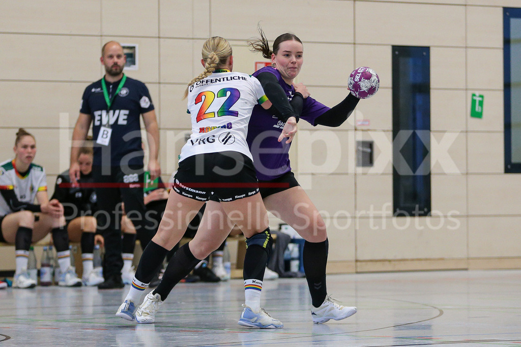 Handball, Testspiel Frauen, VfL Oldenburg - SV Werder Bremen | v.li.: Lotta Röpcke (VfL Oldenburg, 22) und Mathilda Häberle (SV Werder Bremen, 9) im Zweikampf, Duell, Spielszene, Aktion, Action