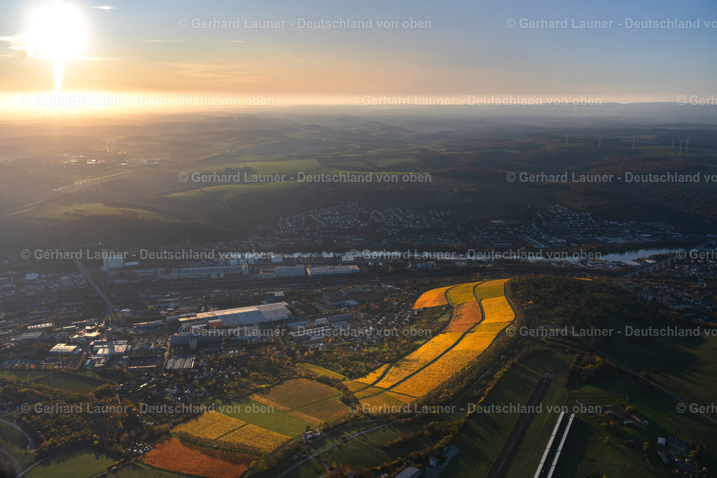 4042911 | Weinberg am Flugplatz Schenkenturm, Würzburg, Weinlage Pfaffenberg, WüRZBURG 05.11.2020 Herbstliche verfärbte Vegetationsansicht Ortskern am Rande von Weinbergen und Winzer- Gütern im Weinbaugebiet im Ortsteil Dürrbachau in Würzburg im Bundesland Bayern, Deutschland. // Autumnal discolored vegetation view town center on the edge of vineyards and wineries in the wine-growing area in the district Duerrbachau in Wuerzburg in the state Bavaria, Germany. Foto: Gerhard Launer