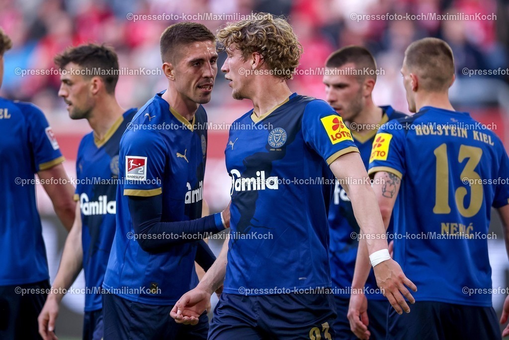 F9510042601045 | 10.04.2026, Fußball, Fortuna Düsseldorf - Holstein Kiel, 2. Fußball Bundesliga, Herren, Merkur Spiel-Arena, 29. Spieltag, Saison 2025 2026: Marko Ivezic&nbsp; (Holstein Kiel #06) neben Lasse Rosenboom&nbsp; (Holstein Kiel #23)  DFB regulations prohibit any use of photographs as image sequences and or quasi-video.