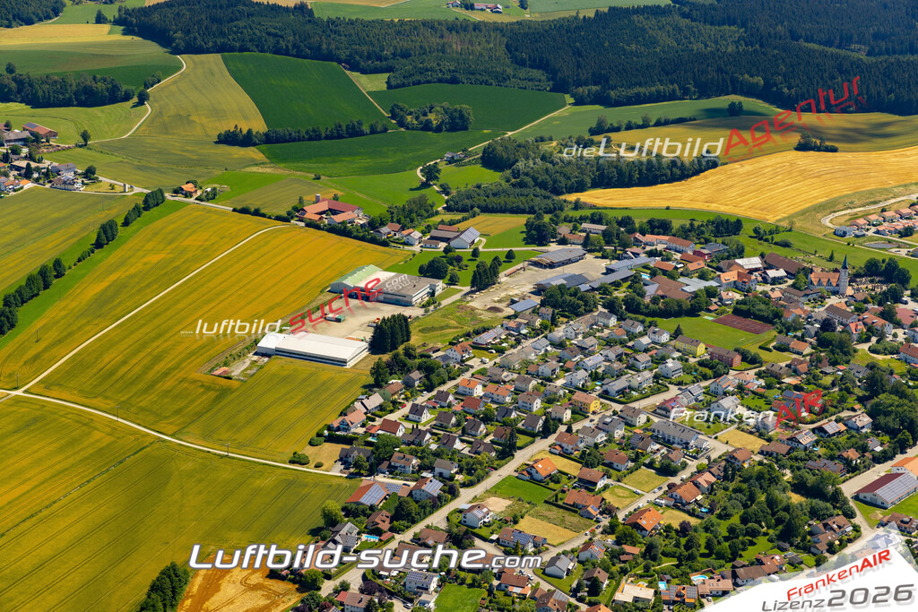 Aktuelles Luftbild von  Bodenkirchen - Die Luftaufnahme wurde 2022 mittels UL-Flugzeug erstellt ( keine Drohne ) - hochauflösende Kamera-Systeme von  Canon -Beste Qualität - Für grossformatige Ausdrucke geeignet. Die Geschenkidee !