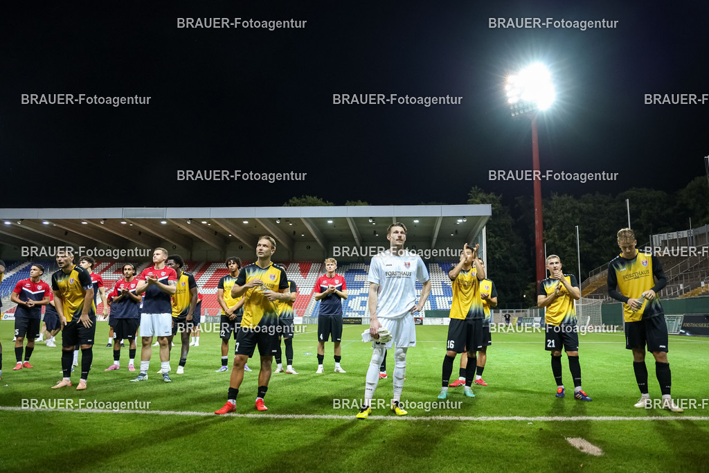 SB_KFCBAU_20250815_6257.JPG -  - KFC Uerdingen - SF Baumberg - Oberliga Niederrhein | Krefeld, Deutschland, 15.08.25: Spieler von KFC Uerdingen feiern mit den Fans während des Oberliga Niederrhein Spiels zwischen KFC Uerdingen - SF Baumberg in der Grotenburg Stadion am 15. August 2025 in Krefeld, Deutschland. (Foto von Stefan Brauer/Brauer-Fotoagentur)