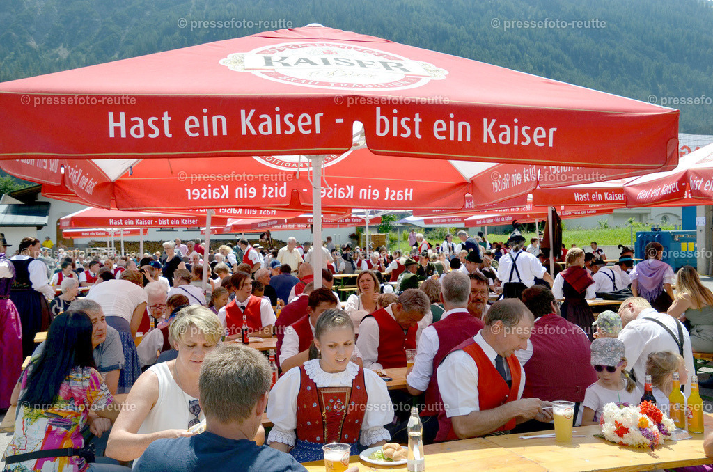 UMZUGENDE-news-2022-Juli24-Bezirksschuetzenfest-Elbigenalp-D51-DSC_1238 | Info aus dem Bezirk Reutte/Ausserfern Tirol sowie eine umfangreiche Bilddatenbank über die gesamte Region: Lechtal, Talkessel Reutte, Tannheimertal, Zwischentoren. Lech, Plansee, Zugspitze, Grenztunnel, B179, Fernpassstraße, Verkehr, Lawinen, Tradition, - Realisiert mit Pictrs.com